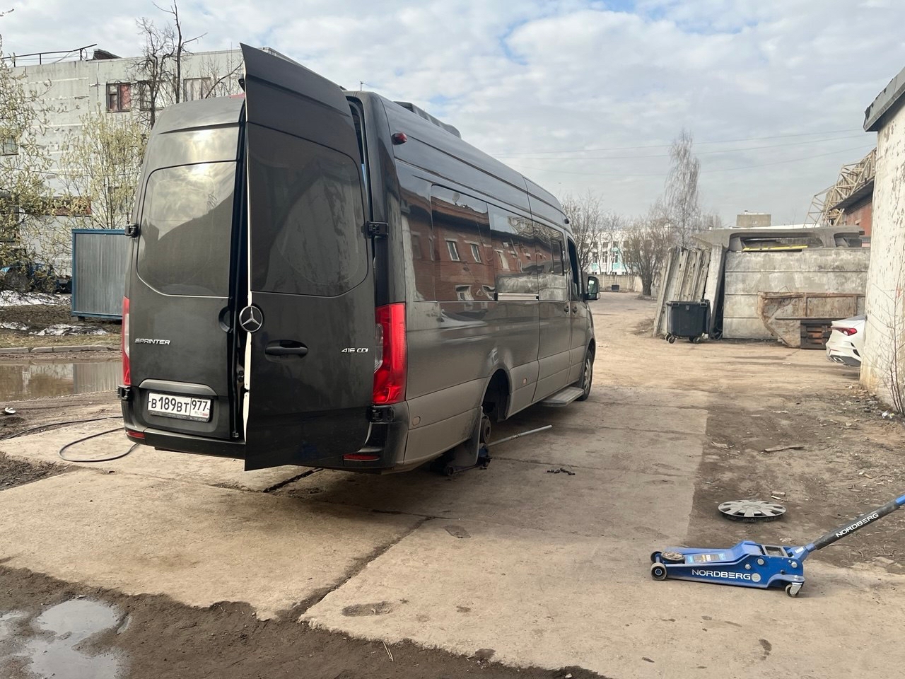 Грузовой шиномонтаж в Москве: Полный спектр услуг для вашего автопарка
