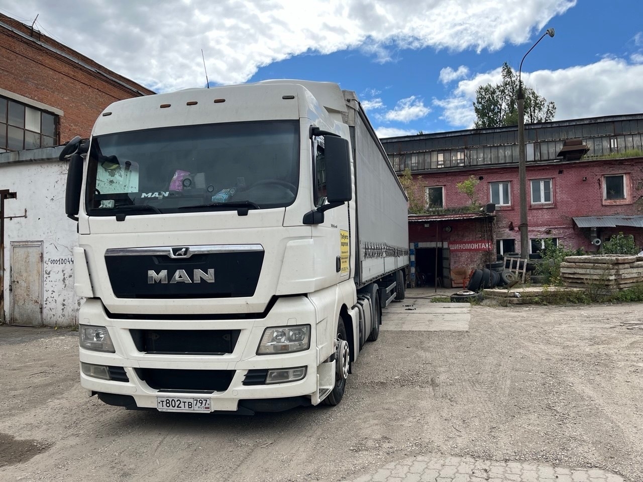 Грузовой шиномонтаж в Москве: Полный спектр услуг для вашего автопарка