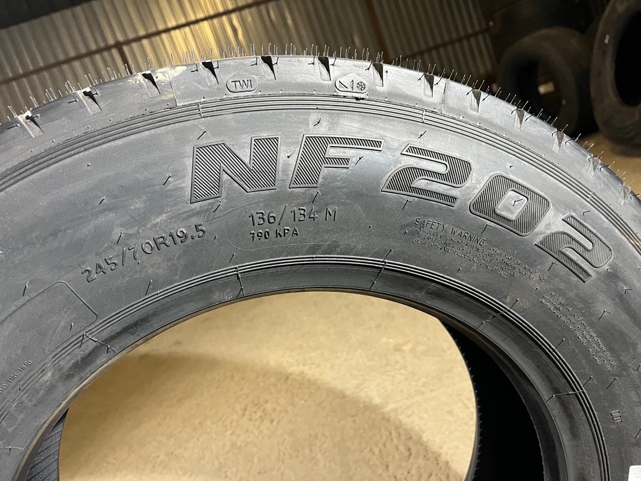 Грузовая шина Кама NF202 245/70 R19.5 136/134M, Рулевая ось