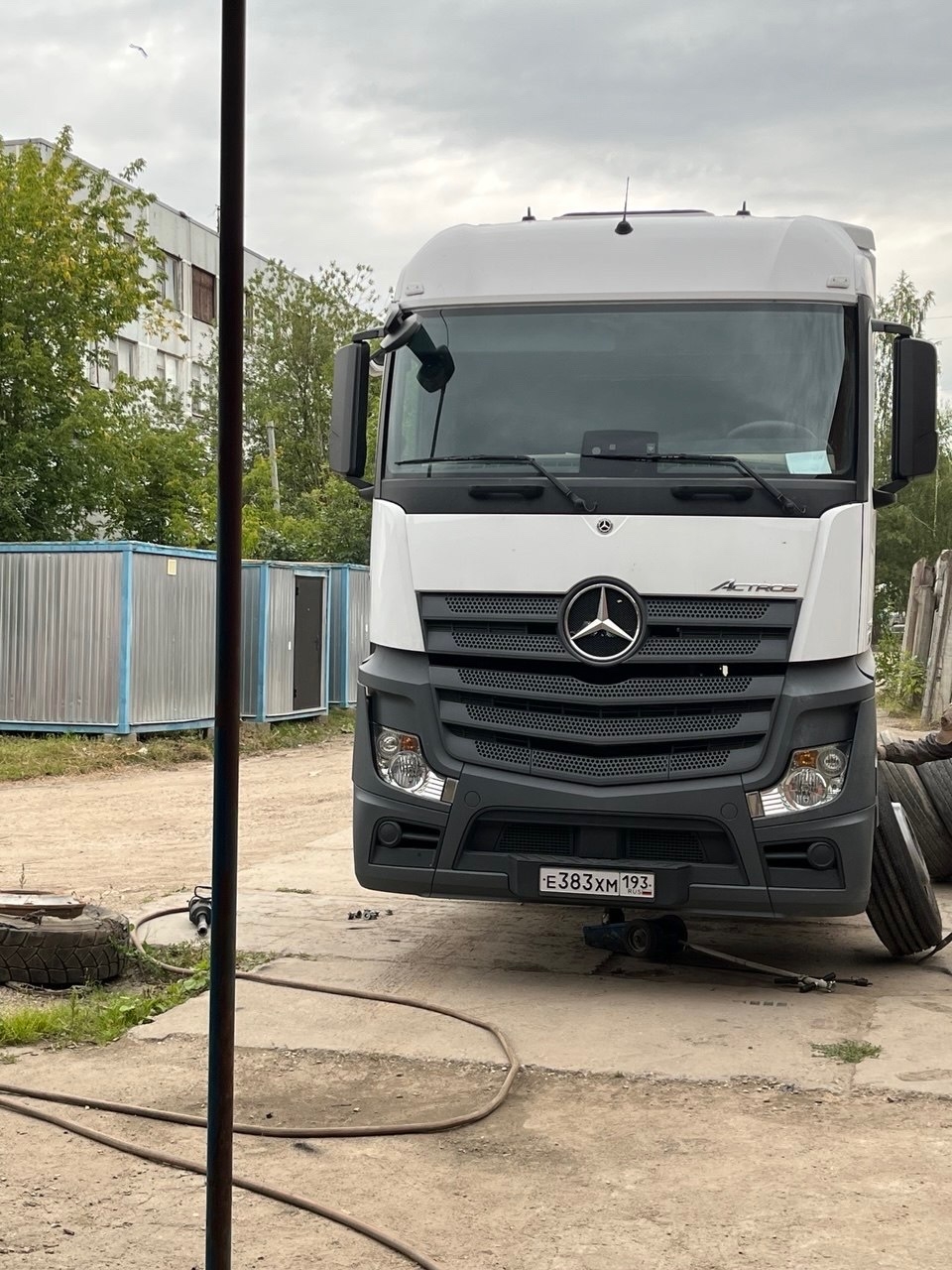 Грузовой шиномонтаж в Москве: Полный спектр услуг для вашего автопарка
