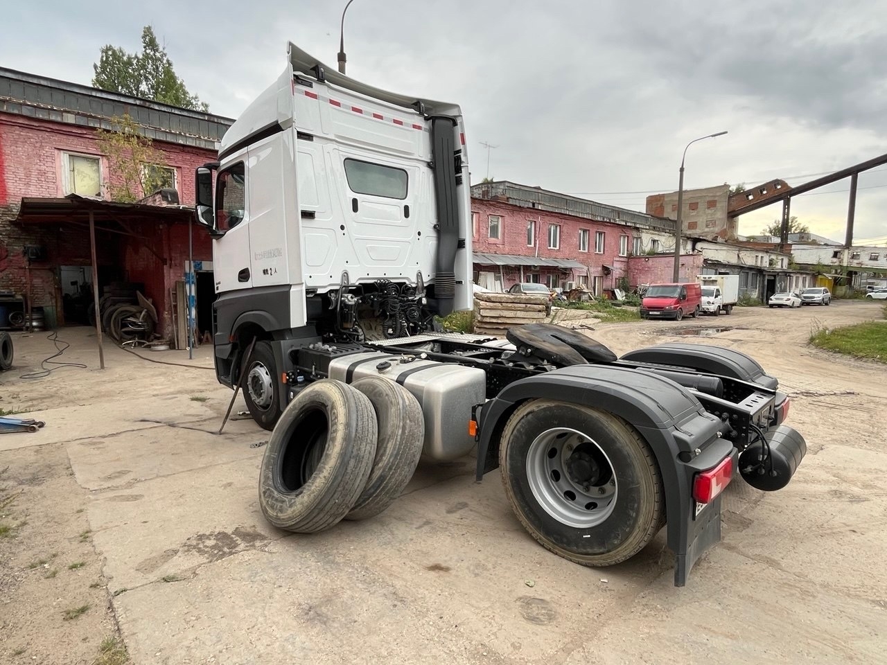 Грузовой шиномонтаж в Москве: Полный спектр услуг для вашего автопарка