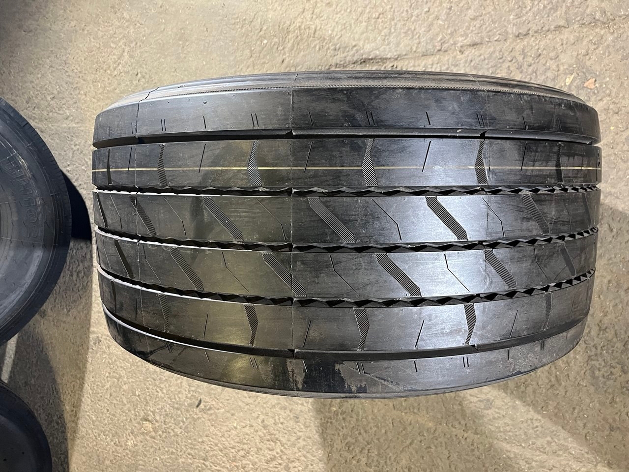 Грузовая шина Continental HT3 Conti Hybrid 435/50 R19.5 160J, прицеп
