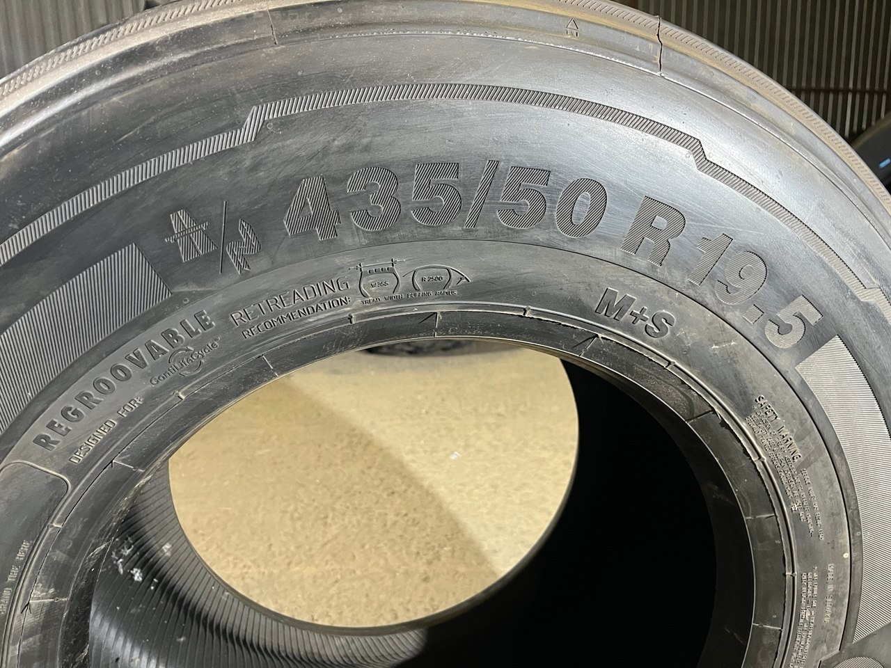 Грузовая шина Continental HT3 Conti Hybrid 435/50 R19.5 160J, прицеп