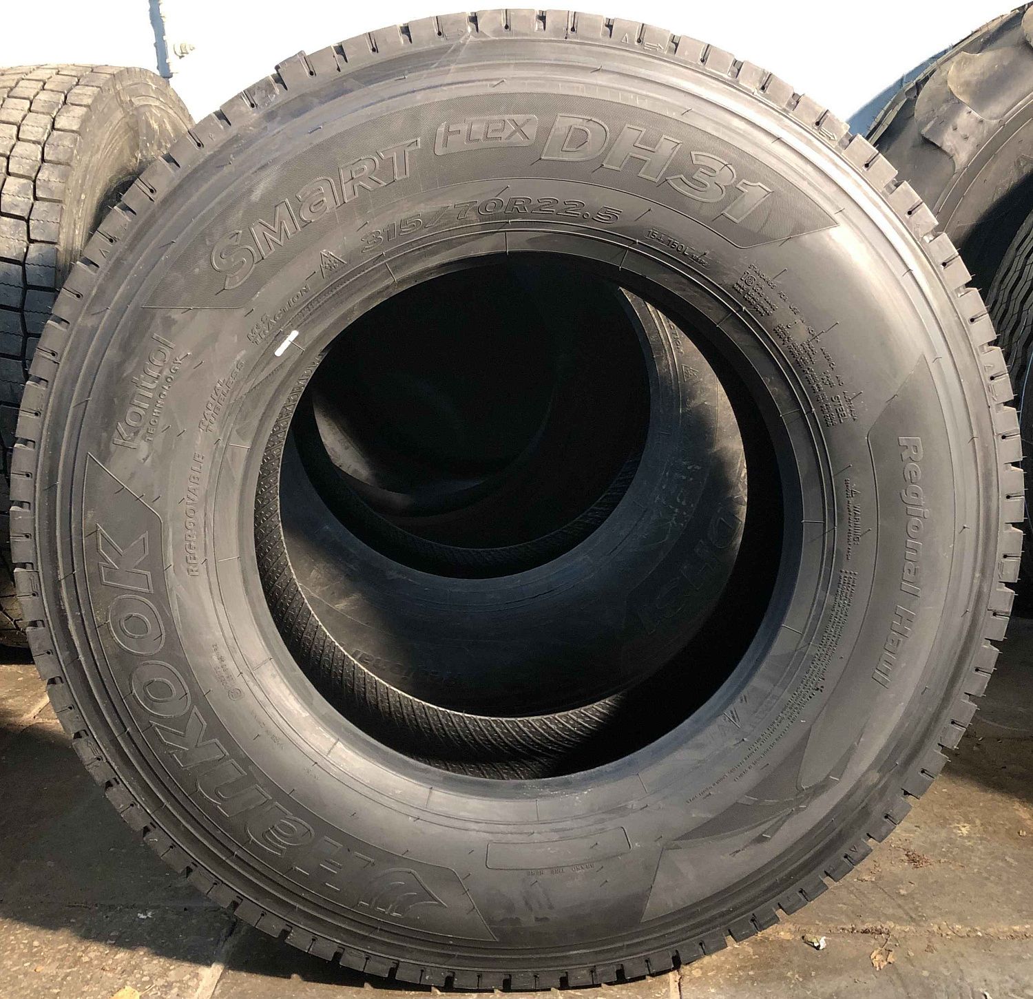 Грузовая шина Hankook DH31 Smart Flex 315/70 R22.5 154/150L, ведущая ось