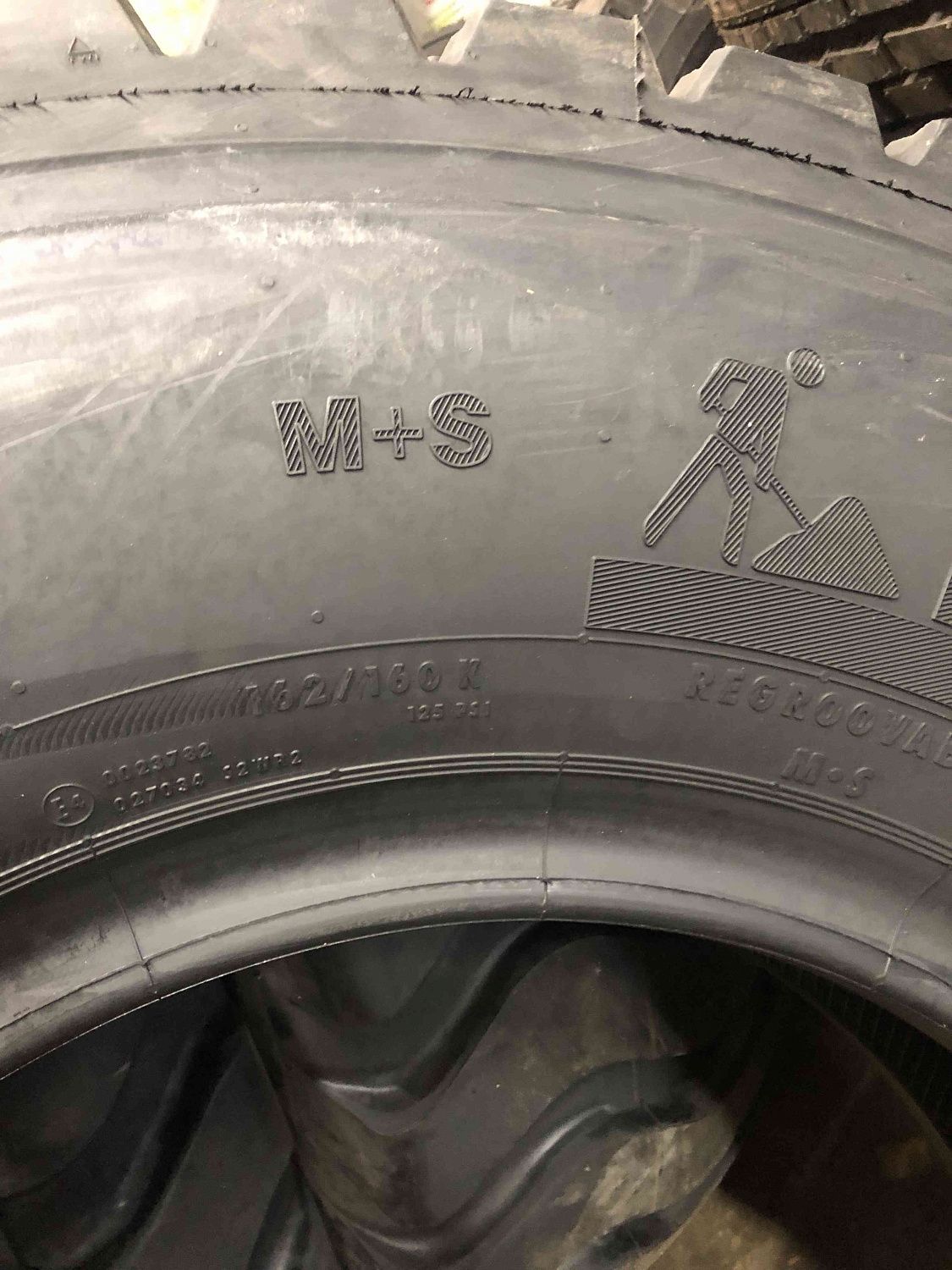 Грузовая шина Continental HDC1 325/95 R24 162/160K, ведущая ось Грузовая шина Continental HDC1 325/95 R24 162/160K, ведущая ось