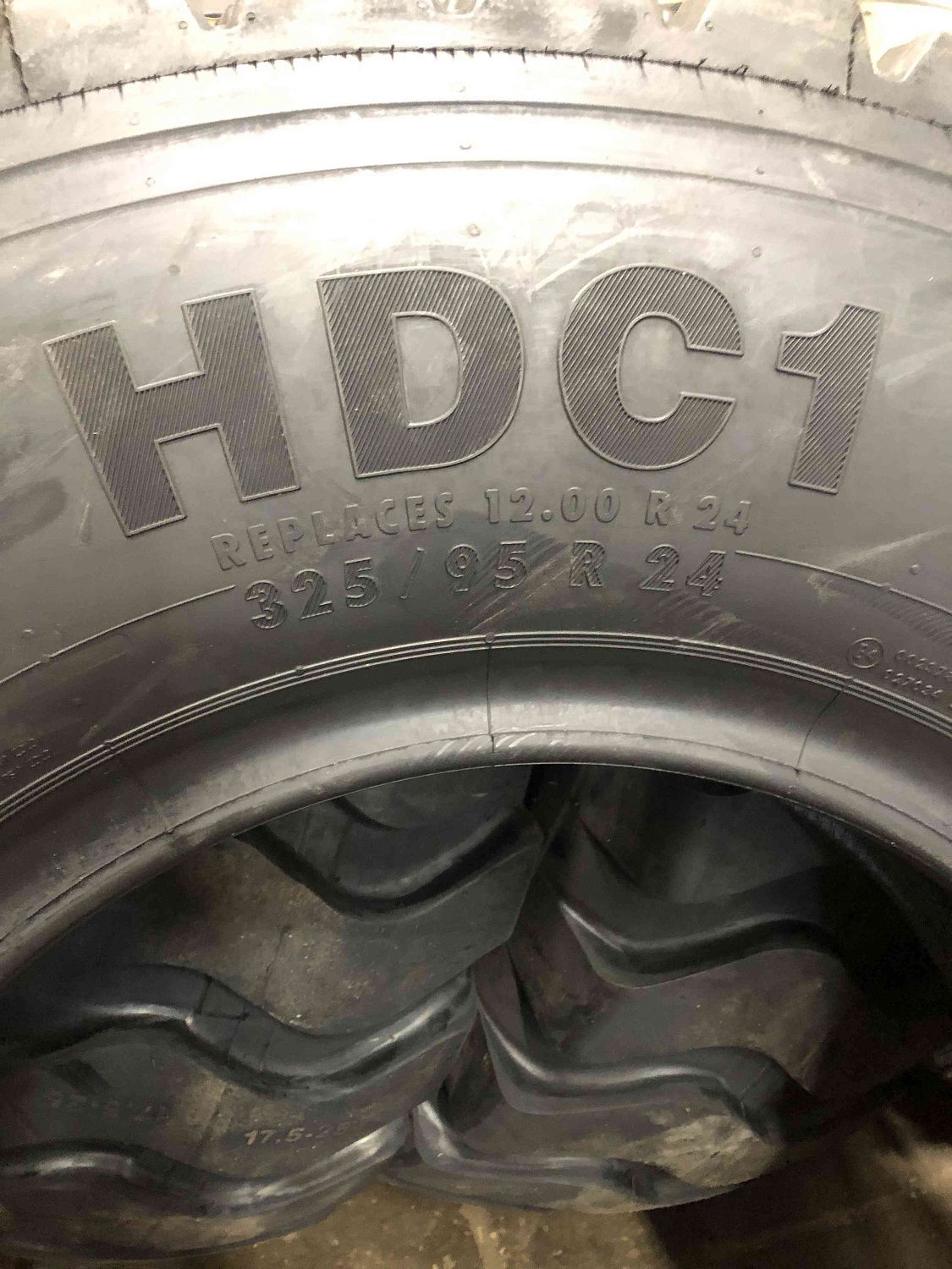 Грузовая шина Continental HDC1 325/95 R24 162/160K, ведущая ось Грузовая шина Continental HDC1 325/95 R24 162/160K, ведущая ось