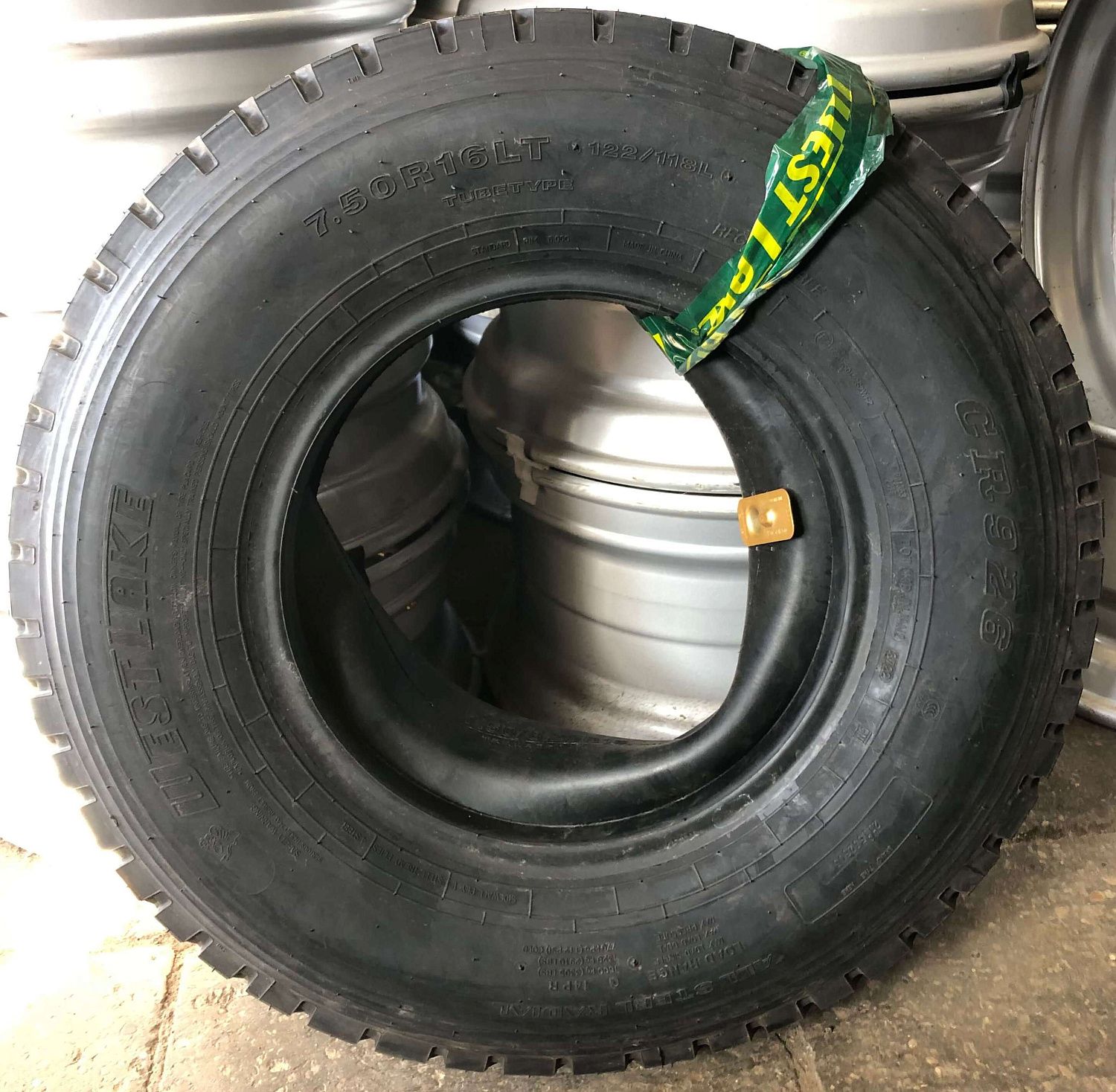 Грузовая шина Westlake CR926 7.50 R16 122/118L, универсальная ось Грузовая шина Westlake CR926 7.50 R16 122/118L, универсальная ось