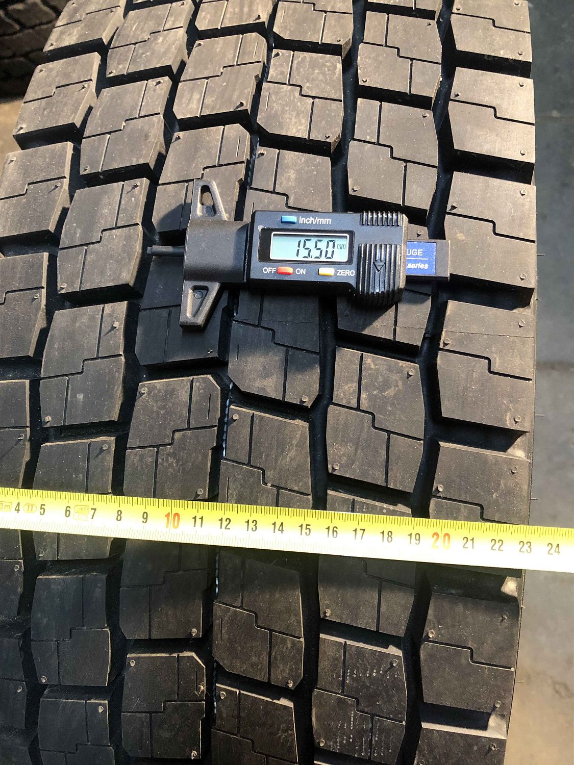 Грузовая шина Yokohama 704R 265/70 R19.5 140/138M, Ведущая ось