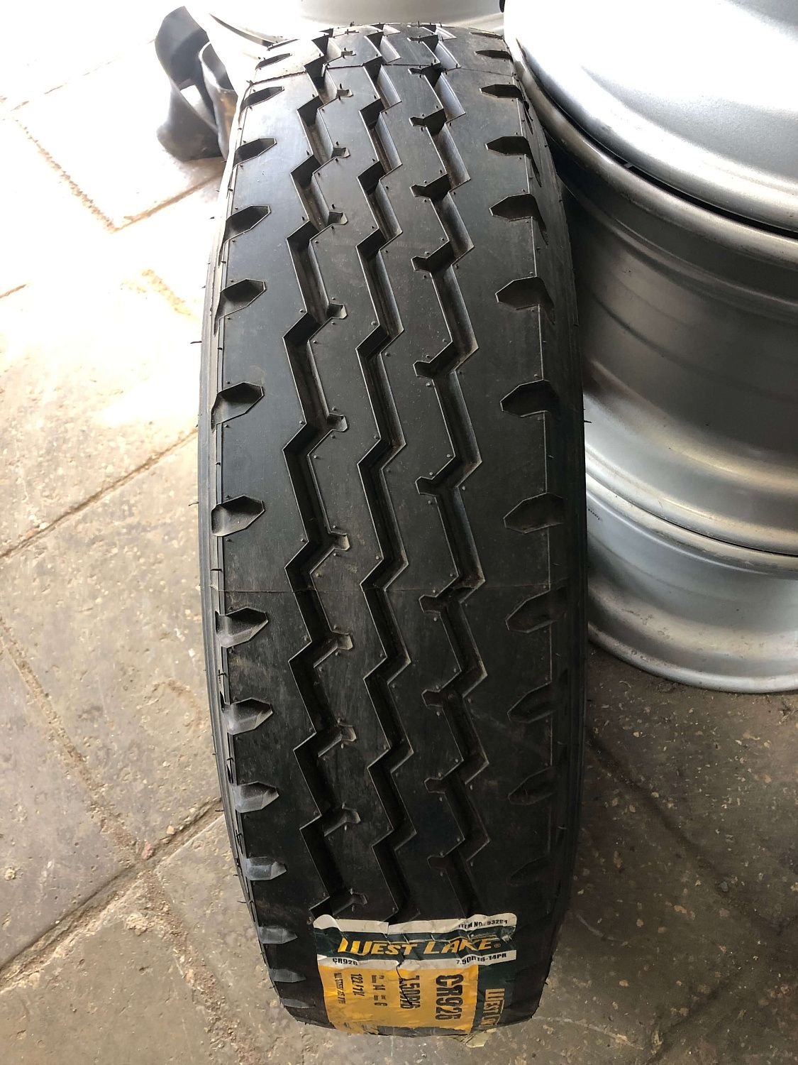 Грузовая шина Westlake CR926 7.50 R16 122/118L, универсальная ось Грузовая шина Westlake CR926 7.50 R16 122/118L, универсальная ось
