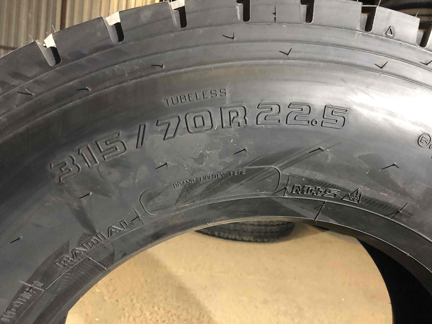 Грузовая шина Kumho KRD50 315/70 R22.5 154/150L, Ведущая ось