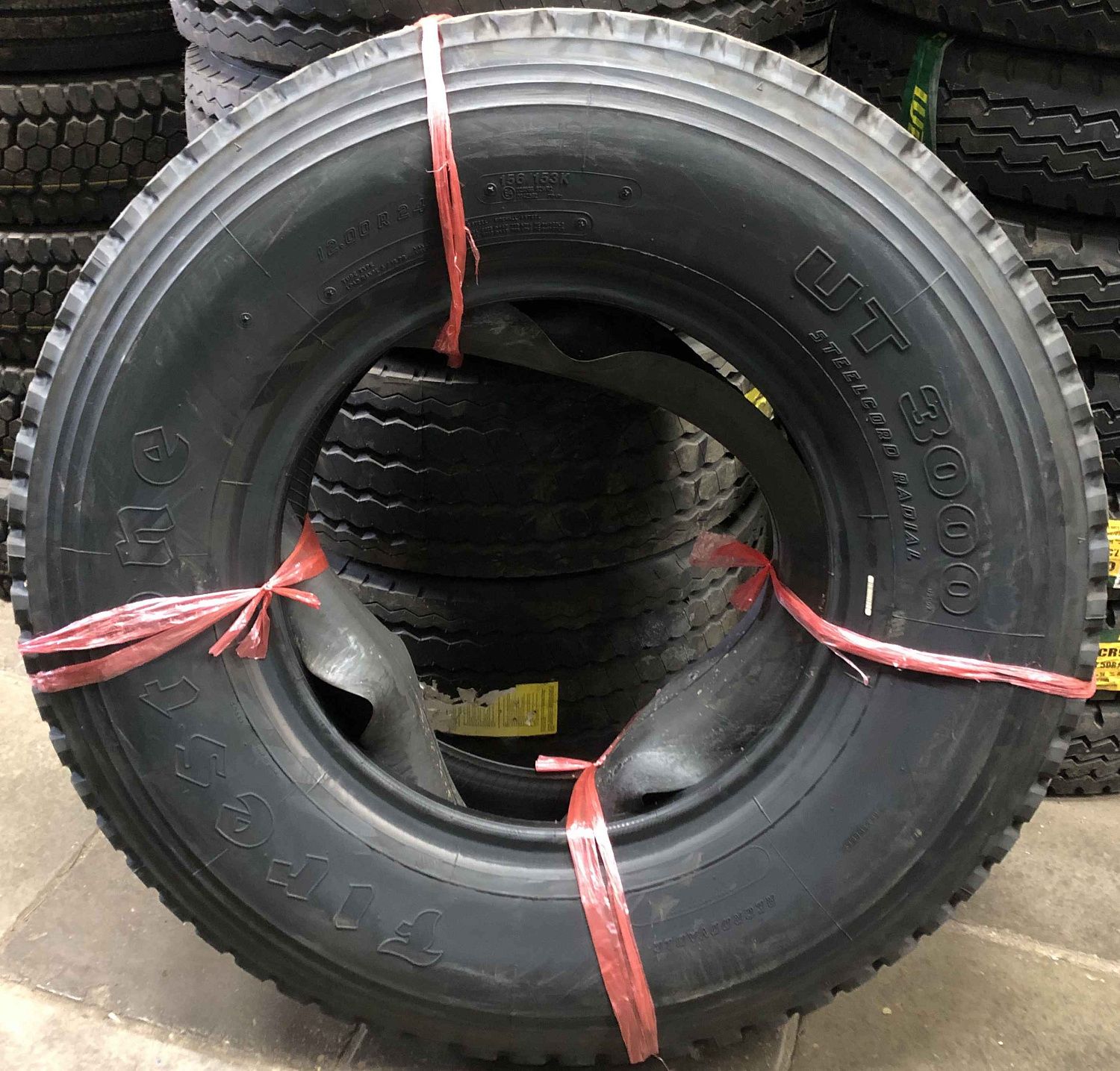 Грузовая шина Firestone UT3000 12.00 R24 156/153K, универсальная ось