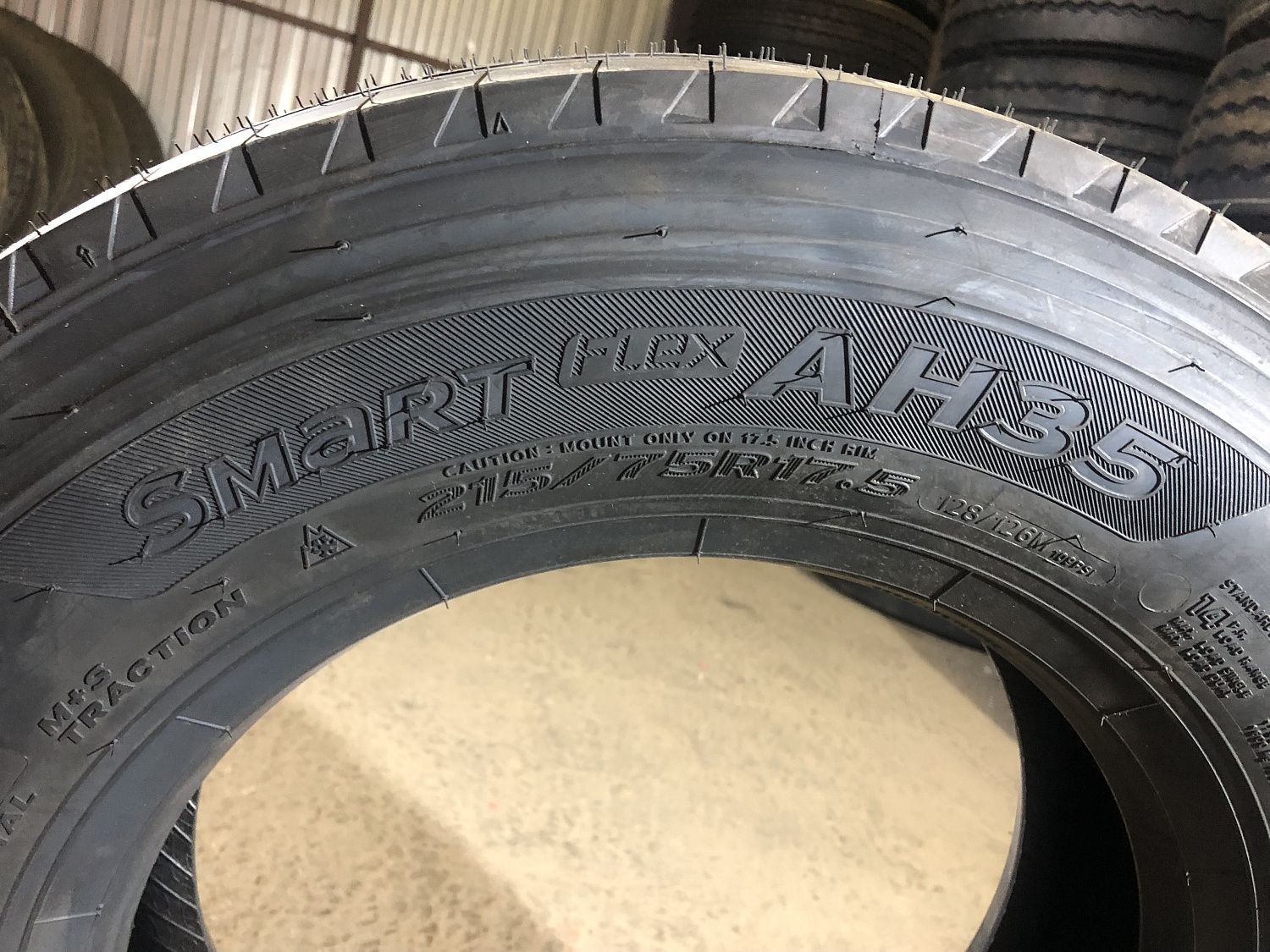 Грузовая шина Hankook AH35 Smart Flex 215/75 R17.5 126/124M, рулевая ось
