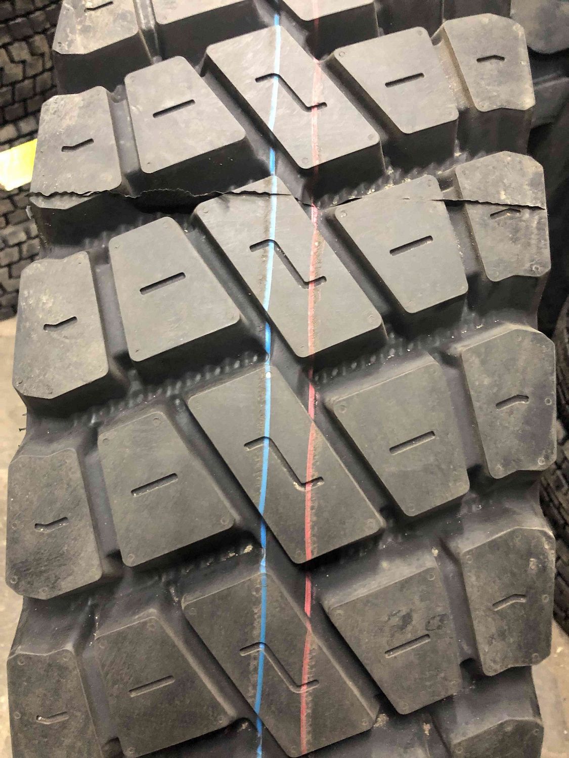 Грузовая шина Continental HDC1 325/95 R24 162/160K, ведущая ось Грузовая шина Continental HDC1 325/95 R24 162/160K, ведущая ось