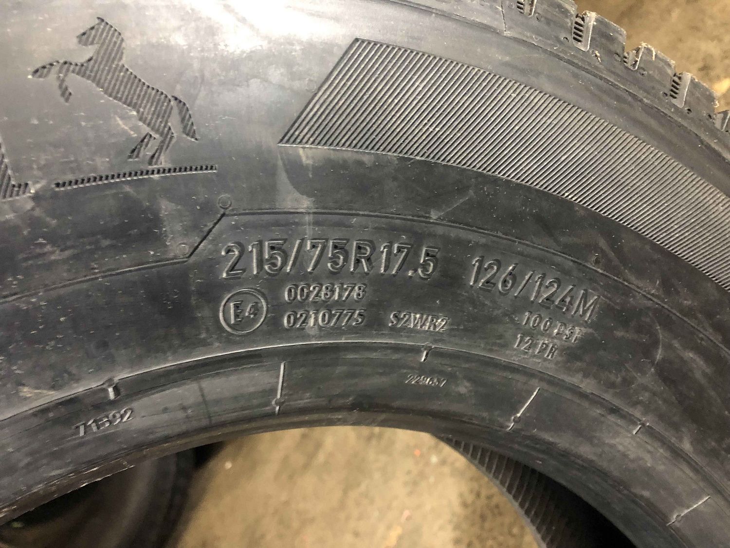 Грузовая шина Continental LD3 Conti Hybrid 215/75 R17.5 126/124M, ведущая ось