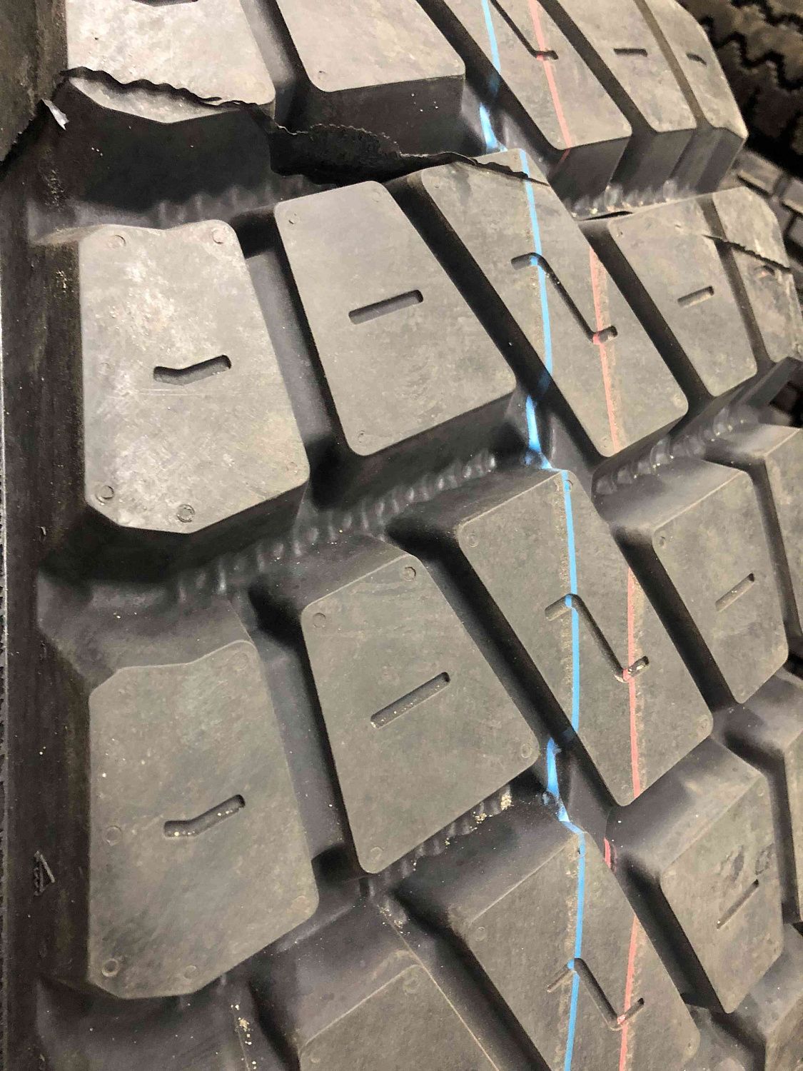 Грузовая шина Continental HDC1 325/95 R24 162/160K, ведущая ось Грузовая шина Continental HDC1 325/95 R24 162/160K, ведущая ось
