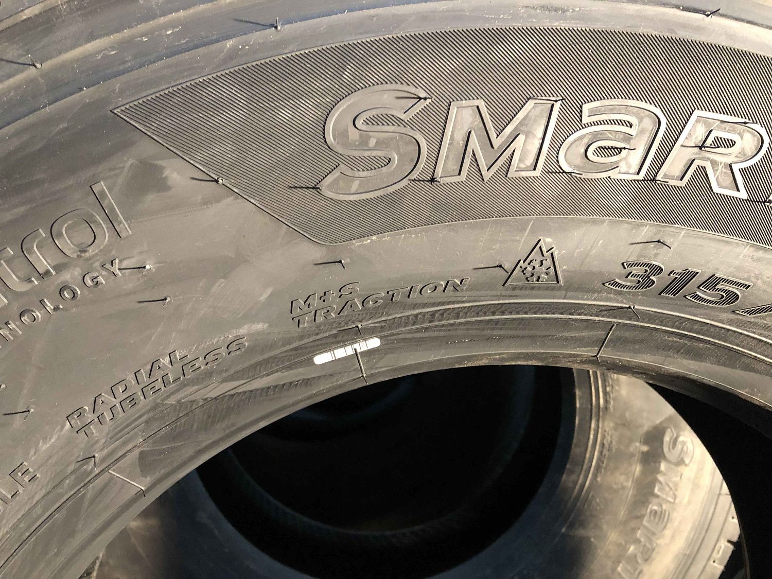 Грузовая шина Hankook DH31 Smart Flex 315/70 R22.5 154/150L, ведущая ось
