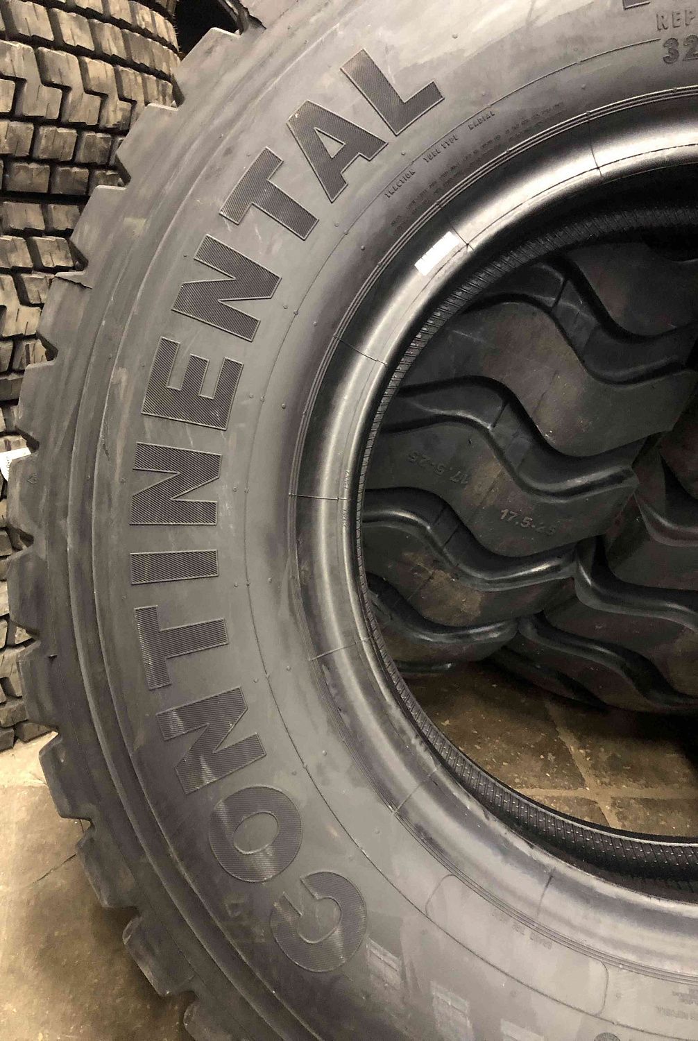 Грузовая шина Continental HDC1 325/95 R24 162/160K, ведущая ось Грузовая шина Continental HDC1 325/95 R24 162/160K, ведущая ось