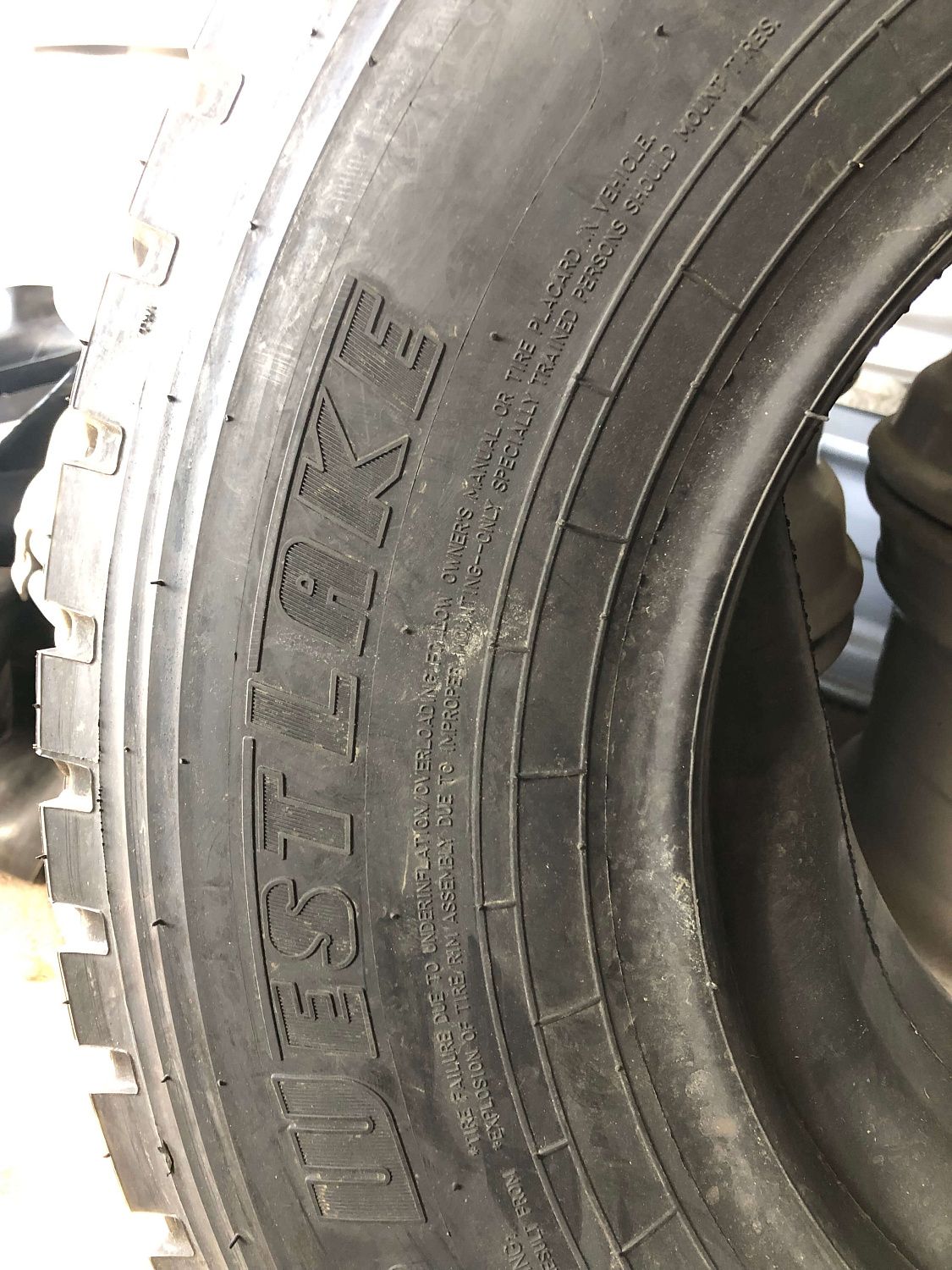 Грузовая шина Westlake CR926 7.50 R16 122/118L, универсальная ось Грузовая шина Westlake CR926 7.50 R16 122/118L, универсальная ось