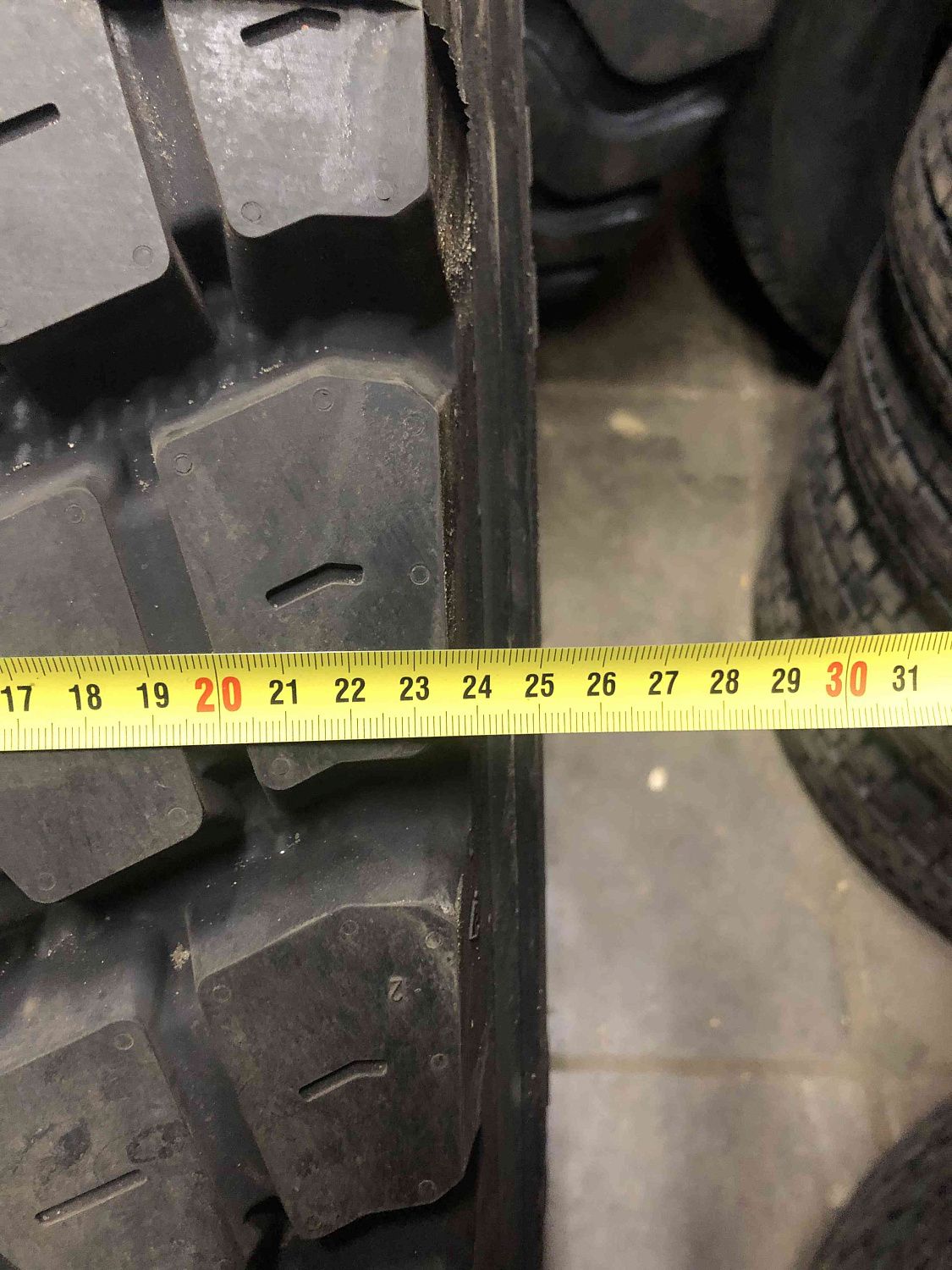 Грузовая шина Continental HDC1 325/95 R24 162/160K, ведущая ось Грузовая шина Continental HDC1 325/95 R24 162/160K, ведущая ось