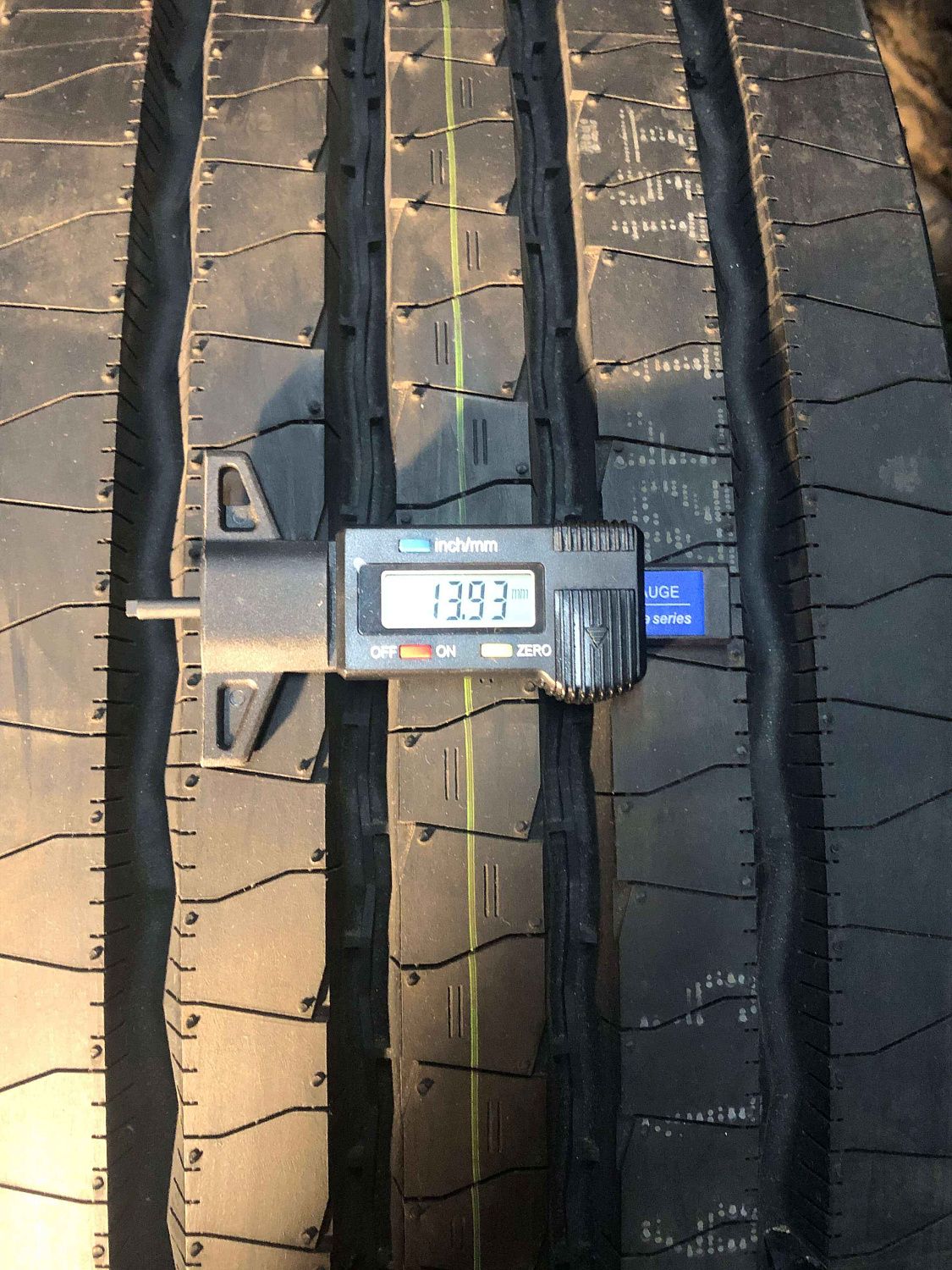 Грузовая шина Yokohama 104ZR 265/70 R19.5 140/138M, рулевая ось