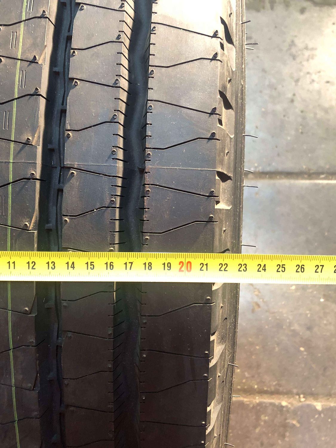 Грузовая шина Yokohama 104ZR 265/70 R19.5 140/138M, рулевая ось