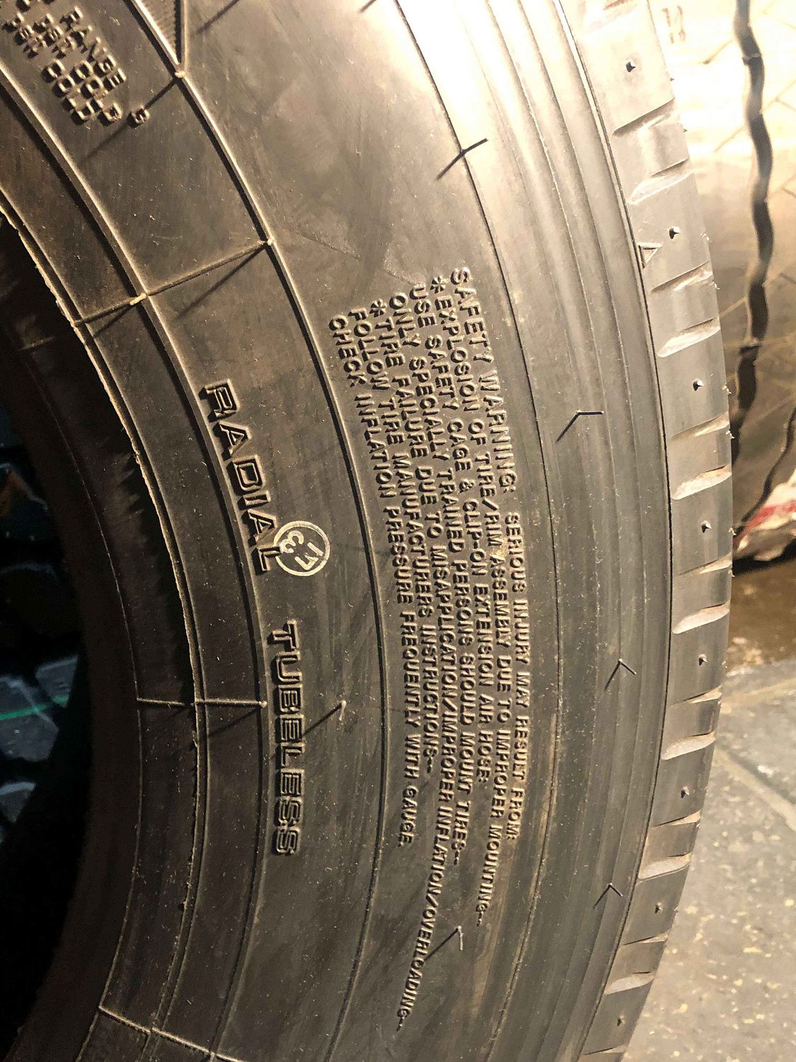 Грузовая шина Yokohama 104ZR 265/70 R19.5 140/138M, рулевая ось