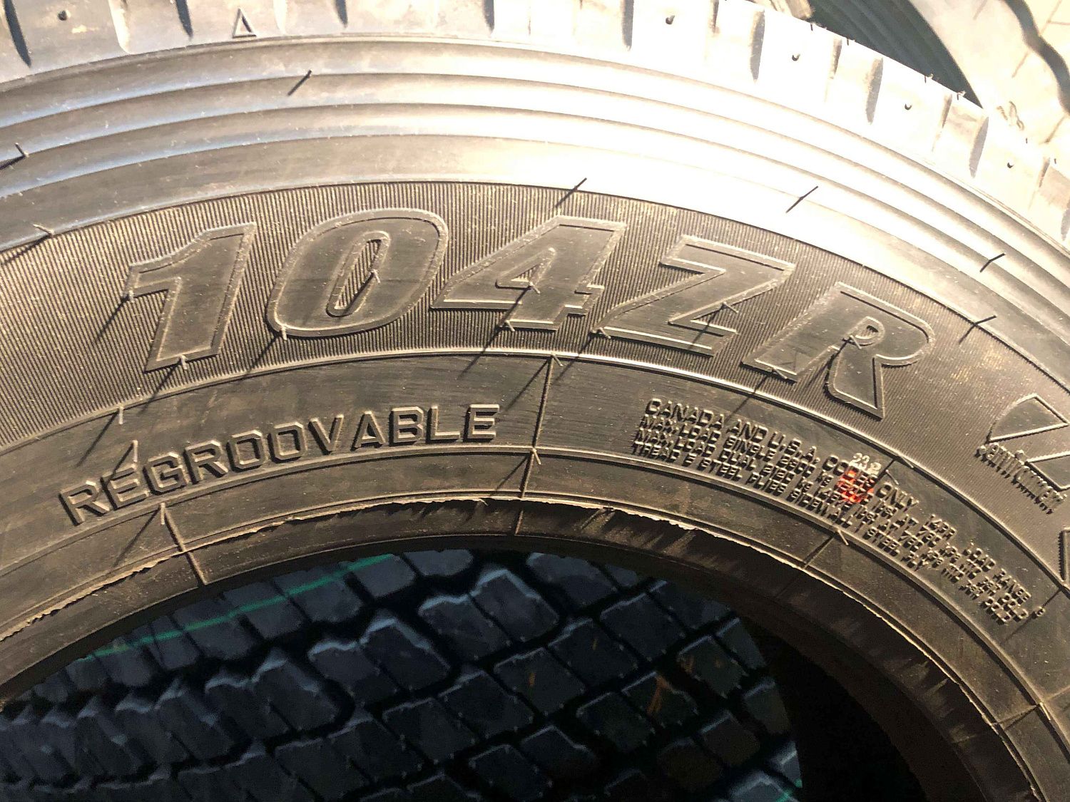 Грузовая шина Yokohama 104ZR 265/70 R19.5 140/138M, рулевая ось