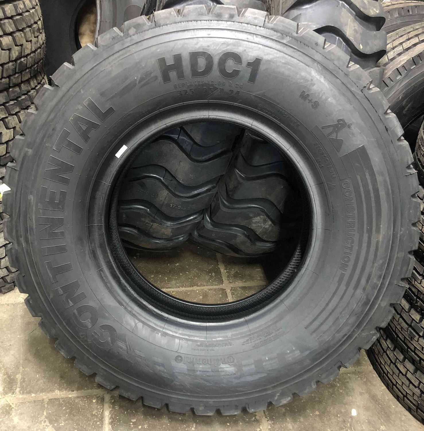 Грузовая шина Continental HDC1 325/95 R24 162/160K, ведущая ось Грузовая шина Continental HDC1 325/95 R24 162/160K, ведущая ось